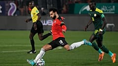 السنغالي ساديو ماني، يتابع المصري محمد صلاح  خلال مباراة كرة قدم تأهيلية لكأس العالم لكرة القدم في ملعب القاهرة الدولي. 2022/03/25