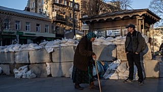 Eine ältere Frau läuft durch Odessa.