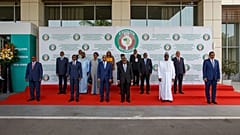 رؤساء دول المجموعة الاقتصادية لدول غرب افريقيا وممثلون آخرون خلال القمة الاستثنائية الخامسة في أكرا 