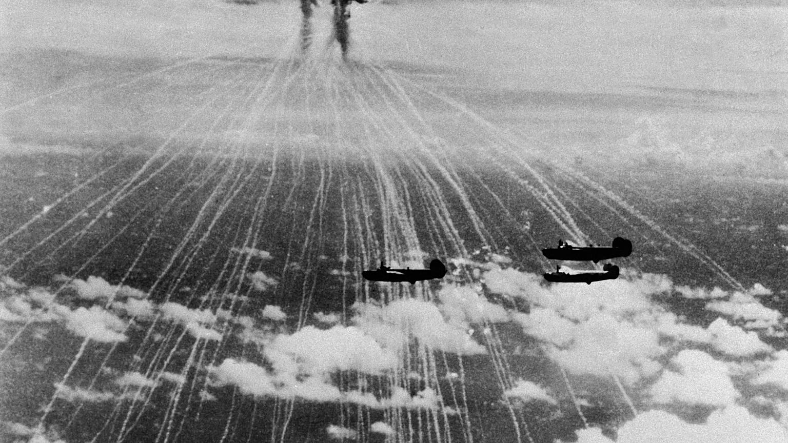 القوات الجوية الأمريكية تستخدم قنابل الفوسفور في اليابان 1944