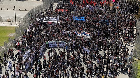 Estudiantes protestan en Chile por un aumento de las ayudas de alimentación y manutención