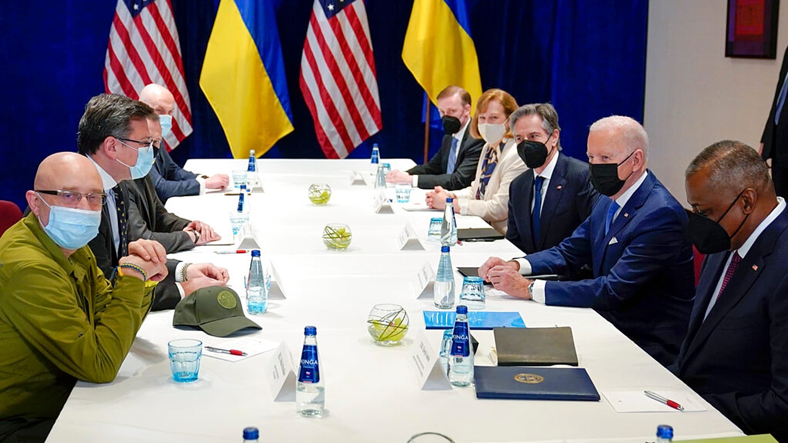 Delegationen der Ukraine und der USA bei einem Treffen in Polen