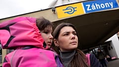 Украинские беженцы на железнодорожной станции Захонь, Венгрия