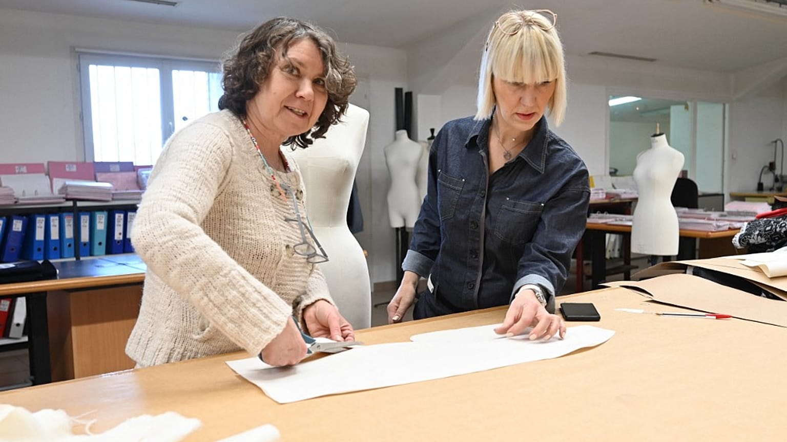 Deux des ouvrières ukrainiennes arrivées au siège de l'entreprise textile Lener-Cordier, où elles ont retrouvé un poste - 25/03/2022