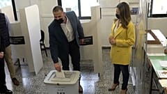 El primer ministro saliente, Robert Abela, vota en las elecciones generales en Malta
