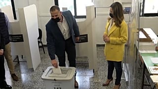 El primer ministro saliente, Robert Abela, vota en las elecciones generales en Malta