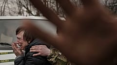 حمله روسیه به اوکراین، زنی در حومه کی‌یف، پایتخت، که مجبور به ترک خانه خود شده است 