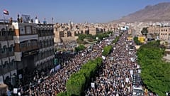 Partidarios hutíes se manifiestan en Sana en el séptimo aniversario de la guerra 
