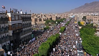 Partidarios hutíes se manifiestan en Sana en el séptimo aniversario de la guerra
