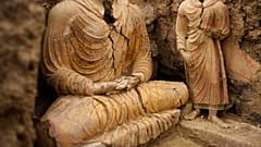 تماثيل بوذا داخل معبد قديم شوهد في وادي مس إيناك  جنوب كابول - أفغانستان. 2010/10/12