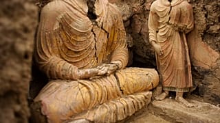تماثيل بوذا داخل معبد قديم شوهد في وادي مس إيناك  جنوب كابول - أفغانستان. 2010/10/12