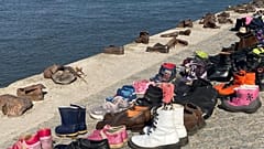 Az ukrajnai orosz háború áldozataira utaló cipők Pauer Gyula alkotása mellett a Dunánál