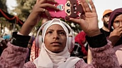 مراهقة تصور راقصات سودانيات على هاتفها المحمول في يوم اللاجئين العالمي للأمم المتحدة في القاهرة - مصر. 2019/06/20