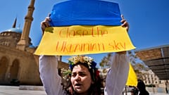 Manifestante portant un drapeau ukrainien et réclamant une zone d'exclusion aérienne dans le ciel ukrainien - Beyrouth (Liban), le 27/03/2022