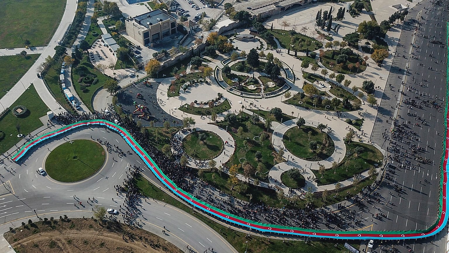 Azeri katonák 440 méteres nemzeti zászlót visznek Bakuban a hegyi-karabahi háborúban Örményország fölött aratott győzelem első évfordulóján 2021-ben - képünk illusztráció 
