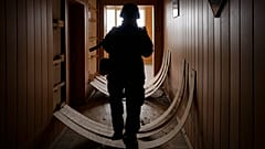 Ουκρανός στρατιώτης μέσα σε κατεστραμμένο κτίριο στη Στογιάνκα