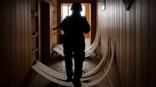 Ουκρανός στρατιώτης μέσα σε κατεστραμμένο κτίριο στη Στογιάνκα