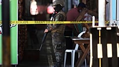  Un soldado vigila el perímetro de una escena del crimen en un pequeño mercado en San Salvador, El Salvador, 27/3/2022.