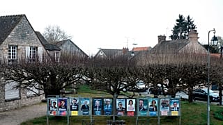Les douze candidats sur des panneaux électoraux près de Paris (30 mars 2022)
