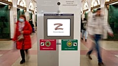 Rusya'nın St Petersburg kentindeki metro bilet satış noktasında Rus ordusunu temsil eden "Z" işareti ekranda