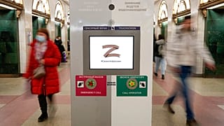 Rusya'nın St Petersburg kentindeki metro bilet satış noktasında Rus ordusunu temsil eden "Z" işareti ekranda