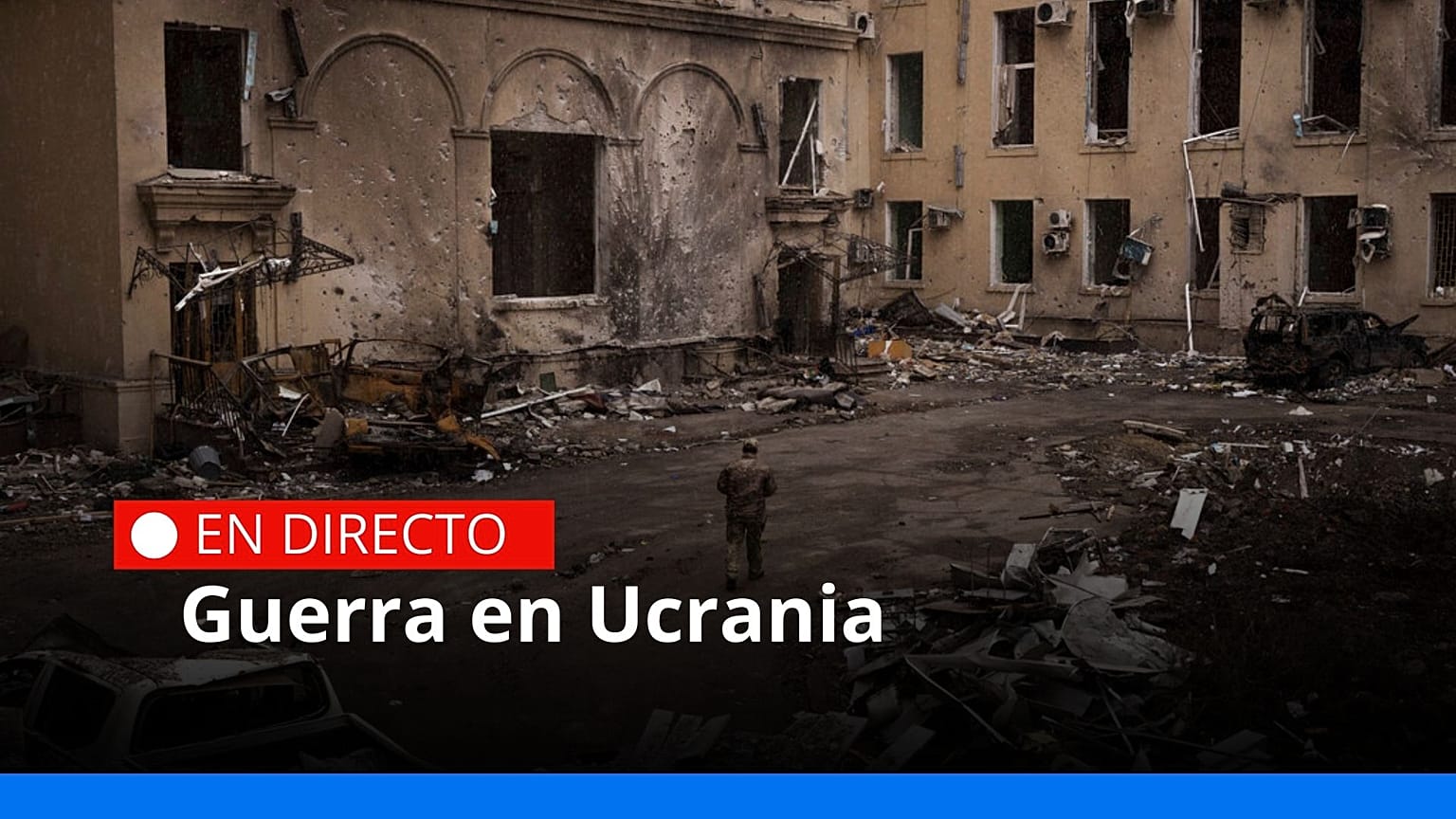 Un militar ucraniano camina frente al edificio de la administración regional tras un ataque ruso en Járkov