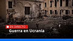 Un militar ucraniano camina frente al edificio de la administración regional tras un ataque ruso en Járkov