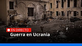 Un militar ucraniano camina frente al edificio de la administración regional tras un ataque ruso en Járkov