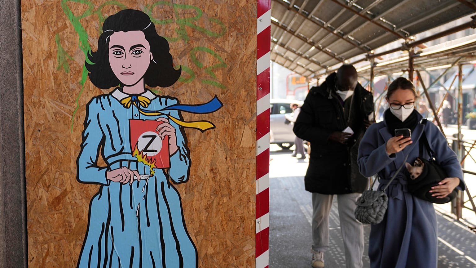 Grafitti em Milão mostra Anne Frank a queimar o símbolo da invasão russa