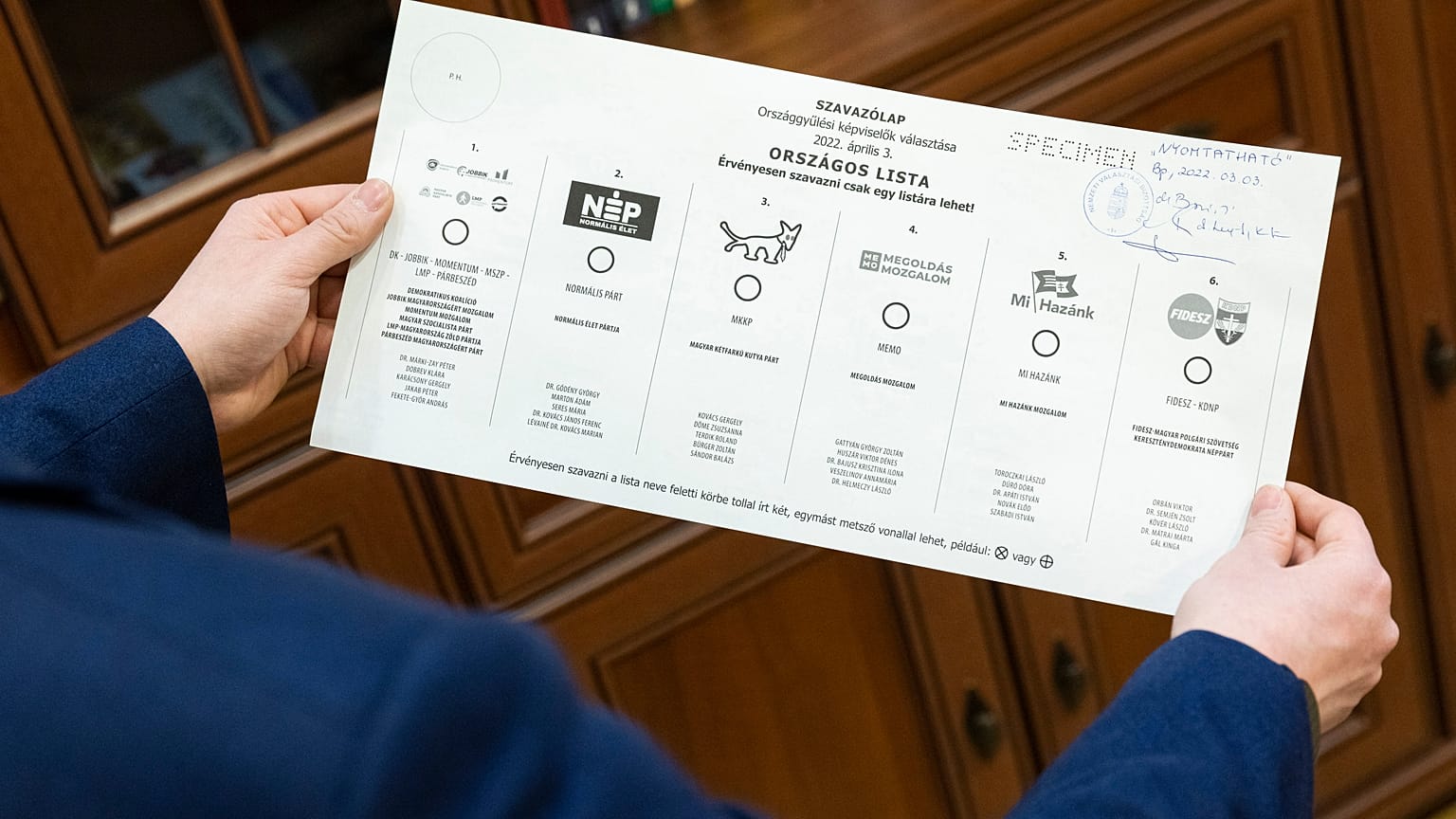 Országos pártlistás szavazólap mintája a Nemzeti Választási Bizottság (NVB) ülésén 2022. március 3-án