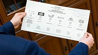 Országos pártlistás szavazólap mintája a Nemzeti Választási Bizottság (NVB) ülésén 2022. március 3-án
