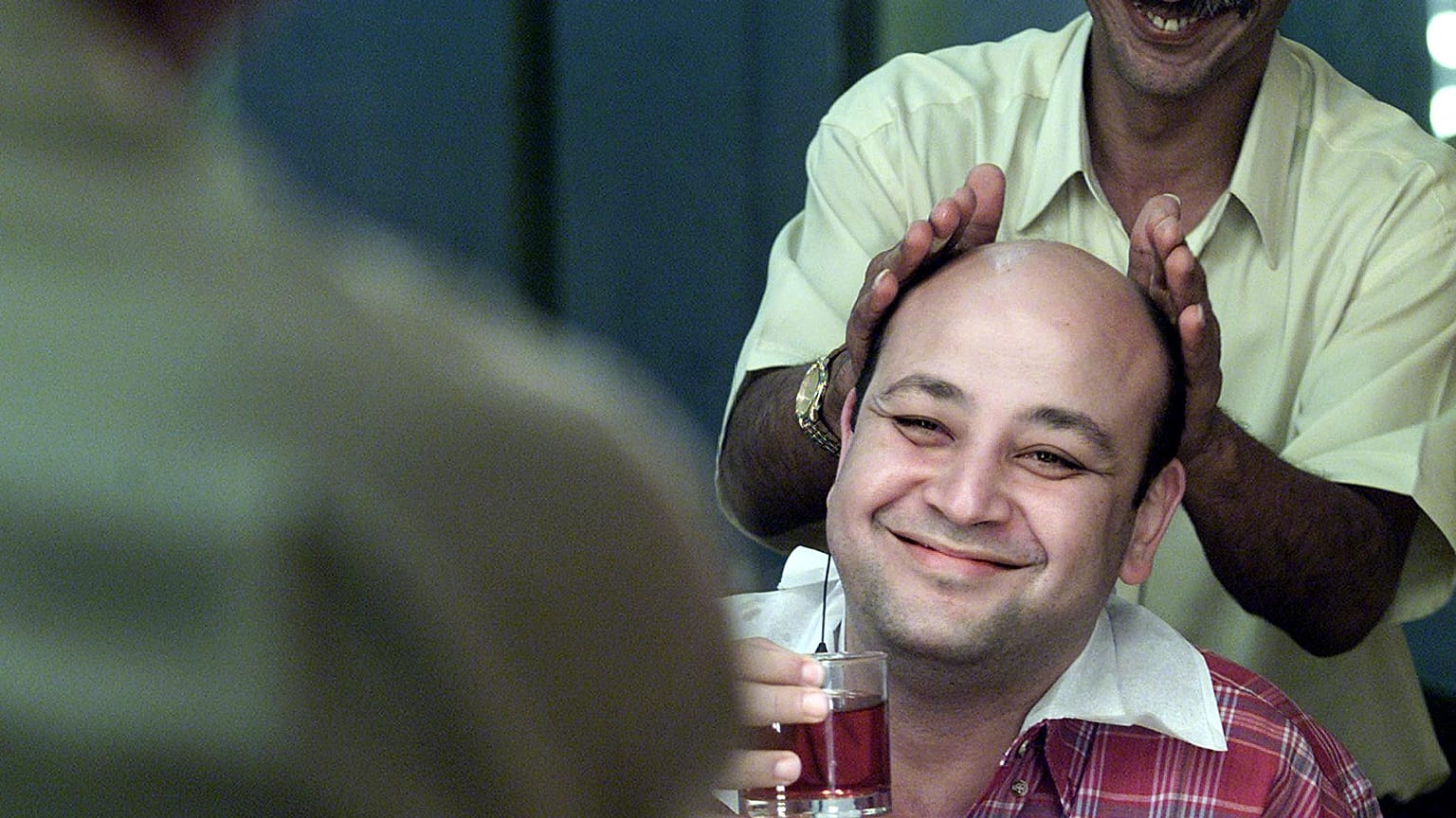 المذيع المصري عمرو أديب قبل تصوير برنامجه الترفيهي المباشر "القاهرة اليوم" في 16 يونيو 2001.
