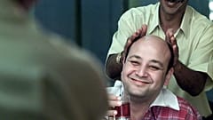 المذيع المصري عمرو أديب قبل تصوير برنامجه الترفيهي المباشر "القاهرة اليوم" في 16 يونيو 2001.