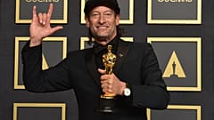 تروي كوتسور الأصمّ، الفائز بجائزة أفضل ممثل بدور مساعد في فيلم "كودا"