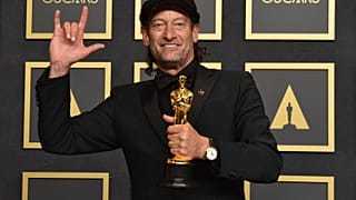 تروي كوتسور الأصمّ، الفائز بجائزة أفضل ممثل بدور مساعد في فيلم "كودا"