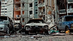 Βομβαρδισμένο πολυώροφο κτίριο στο Τσερνίχιβ της Ουκρανίας