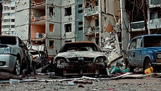 Βομβαρδισμένο πολυώροφο κτίριο στο Τσερνίχιβ της Ουκρανίας