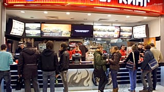 Eine Burger King Filiale eröffnet in einer Shopping-Mall in Moskau im Januar 2010.