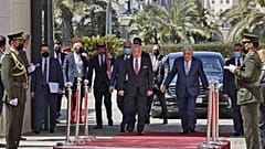 الرئيس الفلسطيني محمود عباس مستقبلاً العاهل الأردني عبد الله الثاني 
