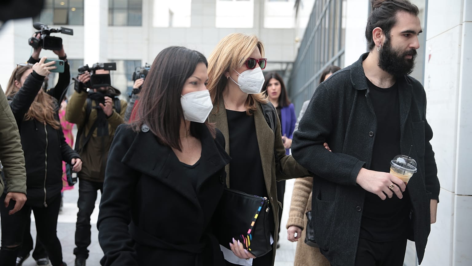 Η οικογένεια του Πέτρου Φιλιππίδη προσέρχεται στο Δικαστήριο