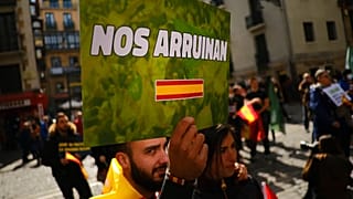 Ισπανός διαδηλωτής με πλακάτ «μας διαλύουν»