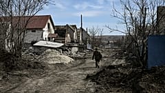 Soldat ukrainien patrouillant dans Mala Rohan, un village à l'est de Kharkiv, repris aux forces russes, le 28 mars 2022 