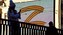 Το σύμβολο της ρωσικής εισβολής στην Ουκρανία σε τοίχο στην Αγία Πετρούπολη