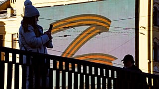 Το σύμβολο της ρωσικής εισβολής στην Ουκρανία σε τοίχο στην Αγία Πετρούπολη