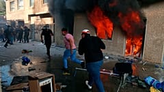 مقر الحزب الديمقراطي الكردي خلال احتجاج للمليشيات الموالية لإيران وأنصارهم في بغداد، العراق  17 أكتوبر  2020.