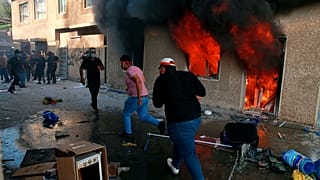 مقر الحزب الديمقراطي الكردي خلال احتجاج للمليشيات الموالية لإيران وأنصارهم في بغداد، العراق  17 أكتوبر  2020.