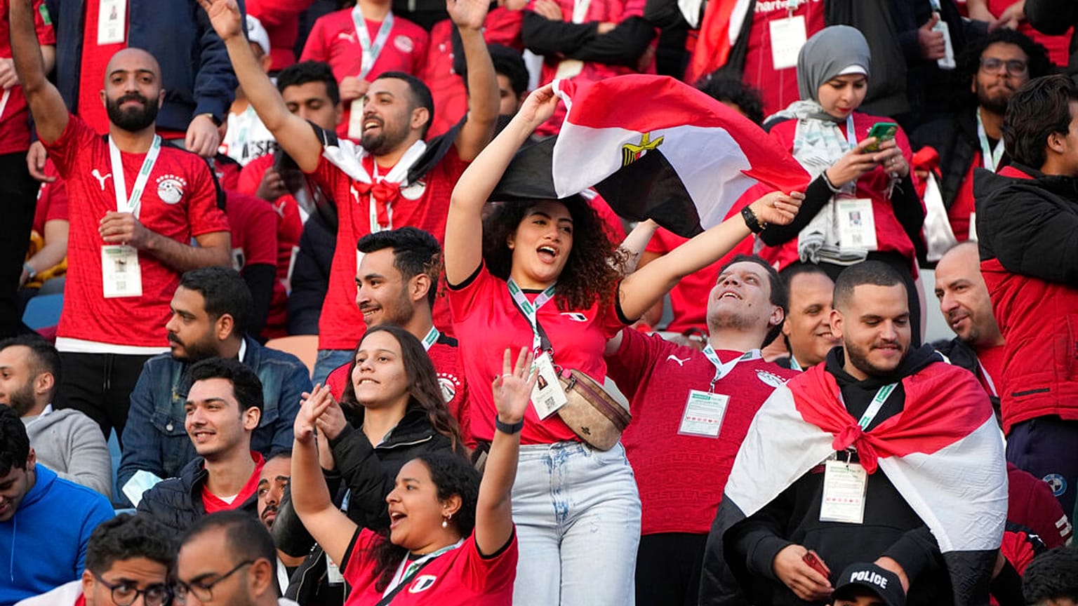 مشجعو المنتخب المصري قبل مباراته مع السنغال خلال مباراة تأهيلية لكرة القدم لكأس العالم لكرة القدم قطر 2022 في استاد القاهرة الدولي، مصر، الجمعة 25 مارس 2022.