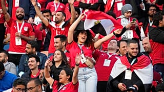 مشجعو المنتخب المصري قبل مباراته مع السنغال خلال مباراة تأهيلية لكرة القدم لكأس العالم لكرة القدم قطر 2022 في استاد القاهرة الدولي، مصر، الجمعة 25 مارس 2022.