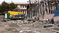Bâtiments et char détruits à Trostsyanets, localité à 400 km à l'est de Kyiv, le 28 mars 2022 