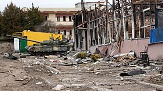 Bâtiments et char détruits à Trostsyanets, localité à 400 km à l'est de Kyiv, le 28 mars 2022 